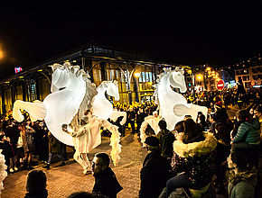 De nombreuses animations sont organisées durant le mois de décembre pour fêter Noël, comme ici une parade lumineuse. - Agrandir l'image (fenêtre modale)