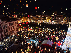 Le lâcher de lanternes, devenu un rendez-vous incontournable de ce mois festif, émerveille petits et grands. - Agrandir l'image (fenêtre modale)
